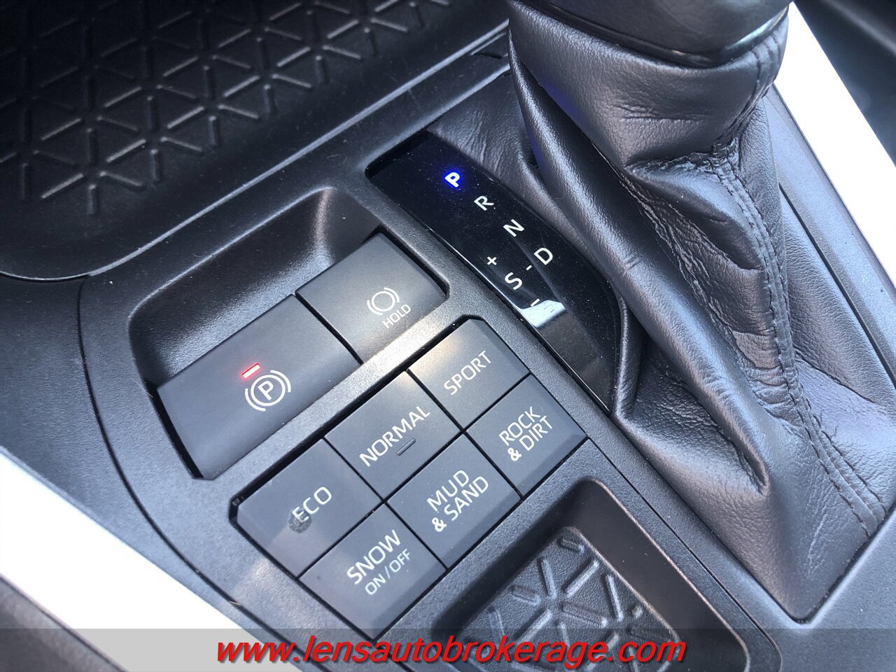 Used 2021 Toyota RAV4 XLE AWD/4WD image 12
