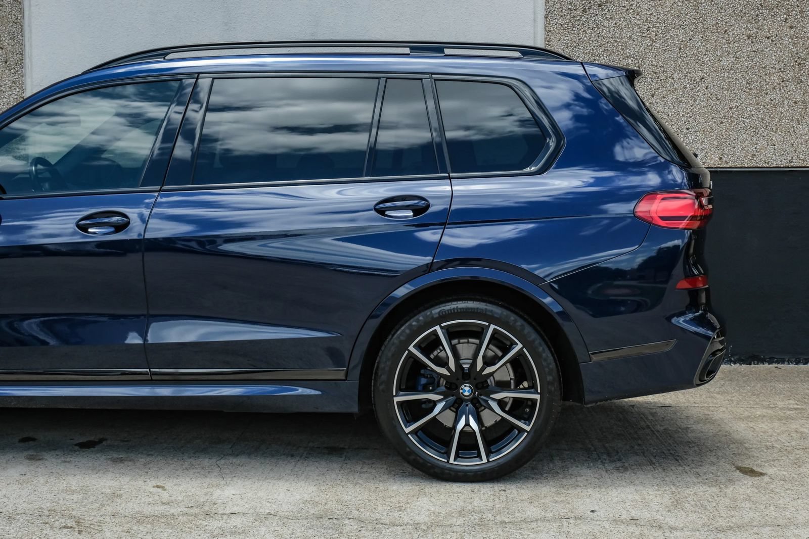 Used 2021 BMW X7 xDrive40i w/ M Sport Package AWD/4WD image 17