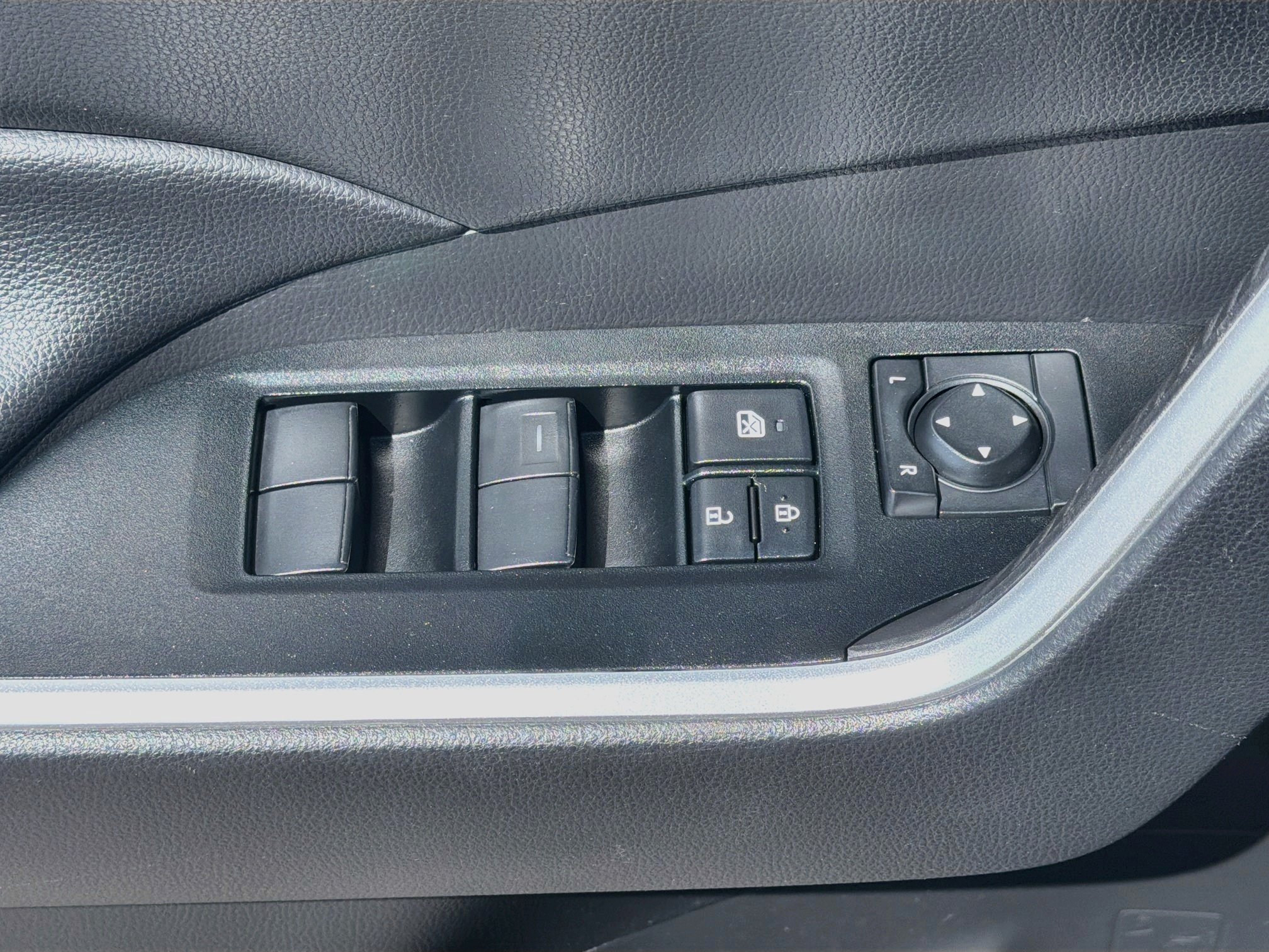 Used 2025 Toyota RAV4 LE AWD/4WD image 15