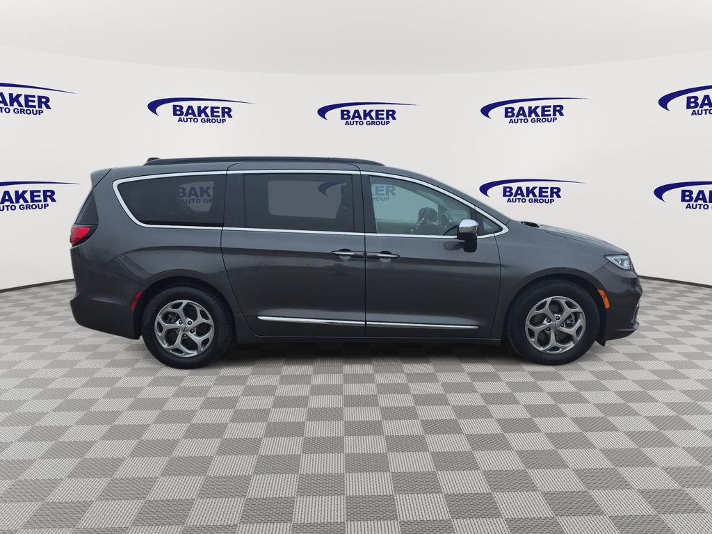 Used 2023 Chrysler Pacifica Limited image 4