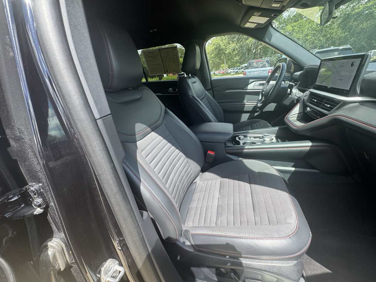 Used 2025 Ford Explorer ST-Line w/ ST-Line Street Pack AWD/4WD image 9
