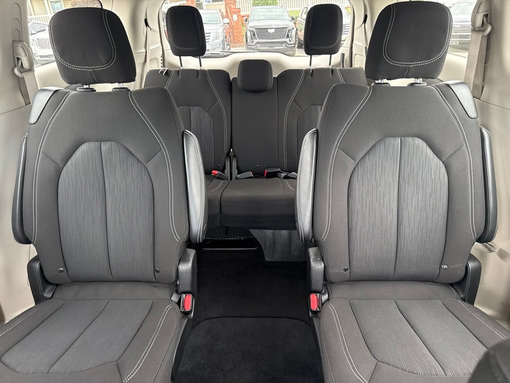 Used 2021 Chrysler Voyager LX FWD image 4
