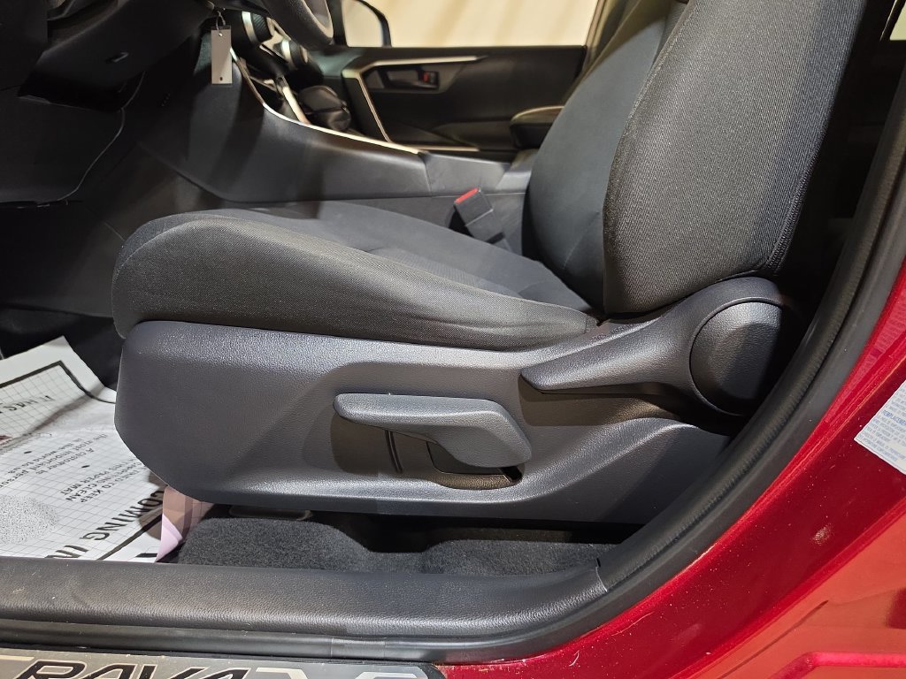 Used 2021 Toyota RAV4 LE AWD/4WD image 14
