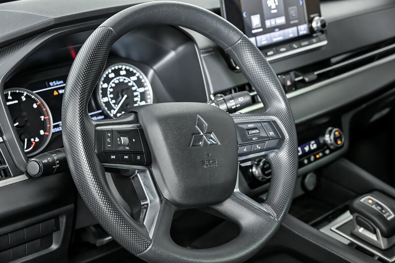 Used 2024 Mitsubishi Outlander ES AWD/4WD image 17