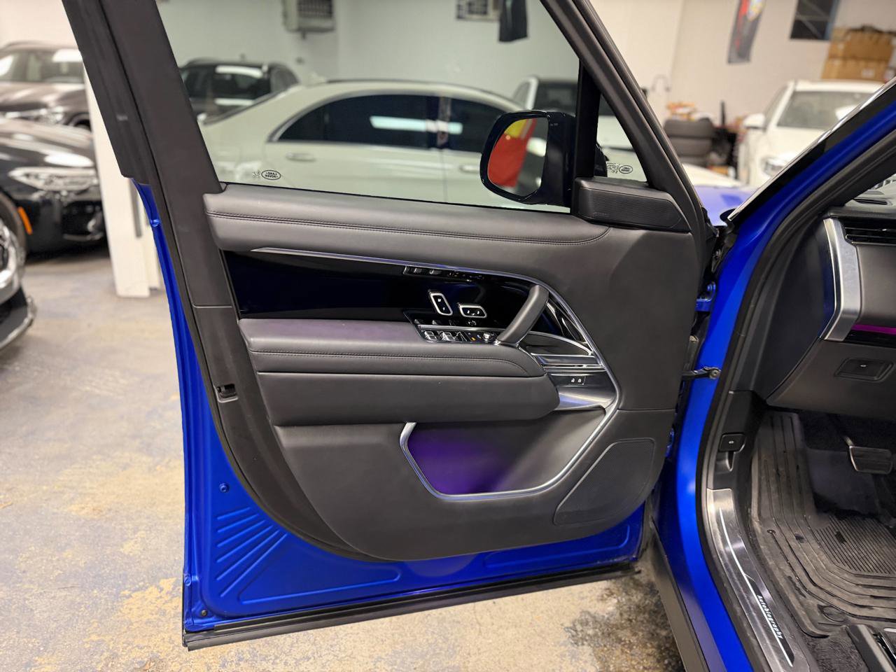 Used 2023 Land Rover Range Rover Long Wheelbase Autobiography image 11