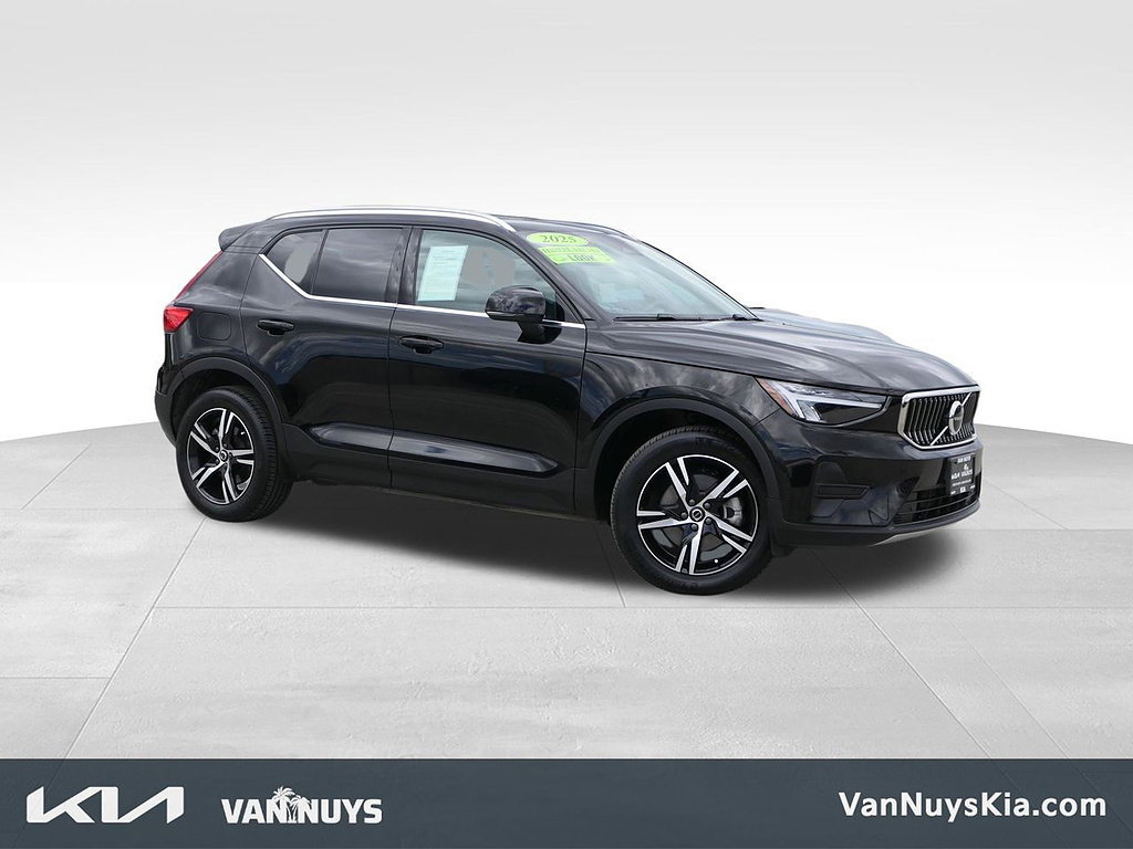 Used 2025 Volvo XC40 B5 Core