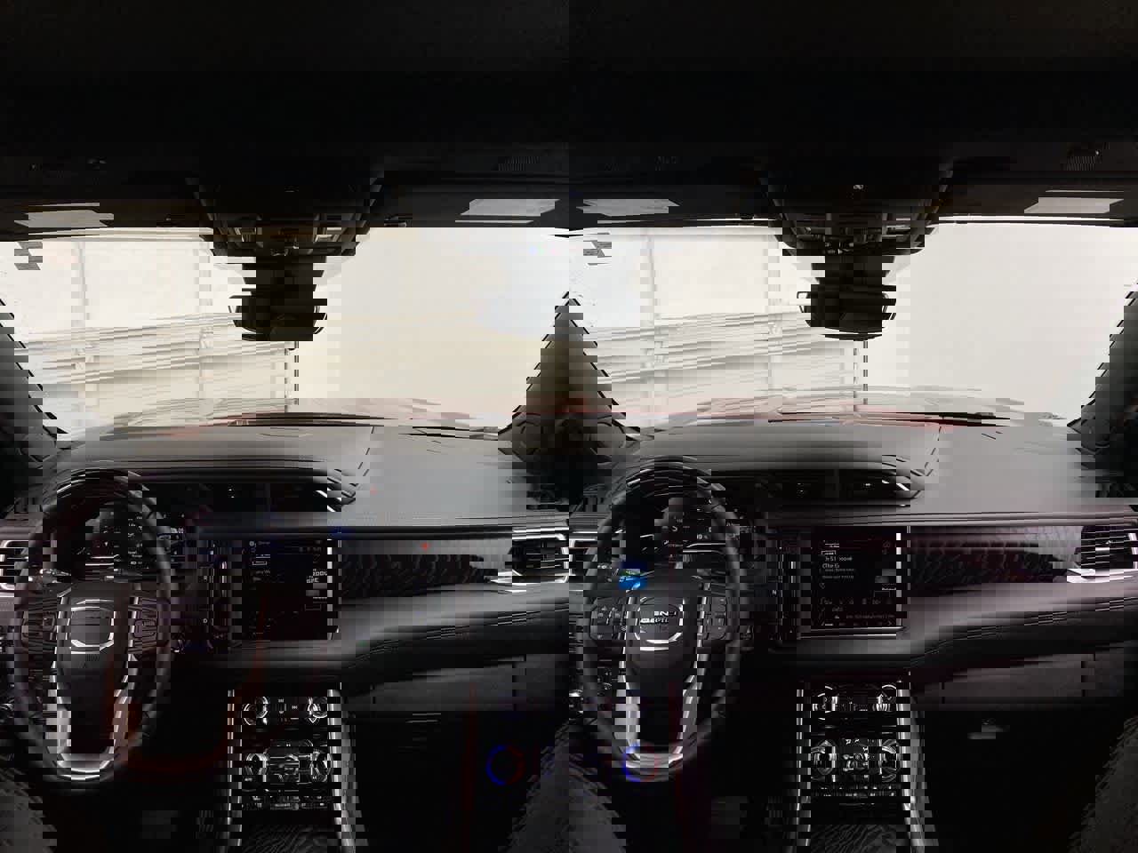 Used 2024 GMC Yukon Denali w/ Advanced Technology Package image 12