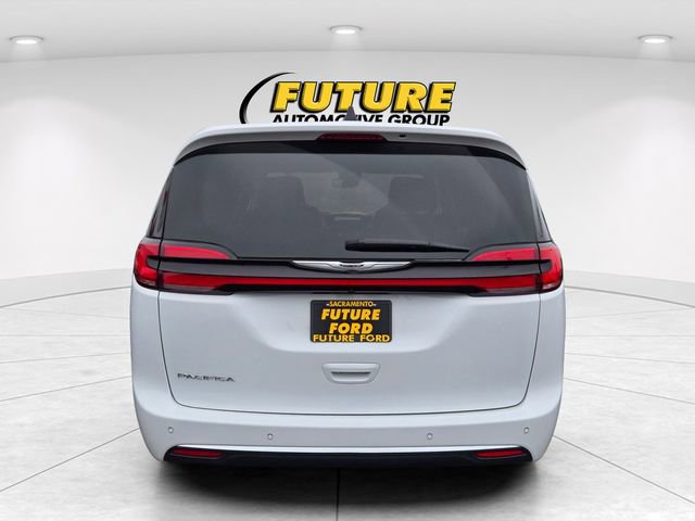 Used 2024 Chrysler Pacifica Touring-L image 5