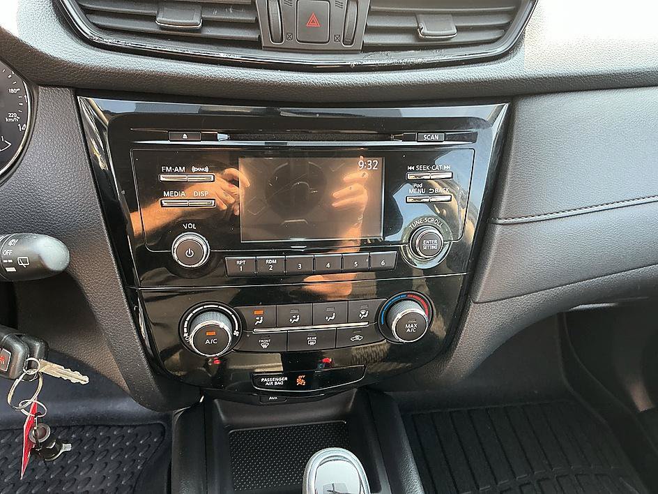 Used 2017 Nissan Rogue S AWD/4WD image 18