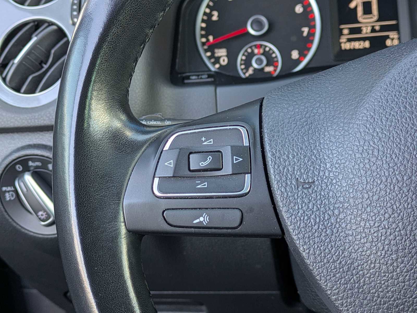 Used 2016 Volkswagen Tiguan SEL image 24