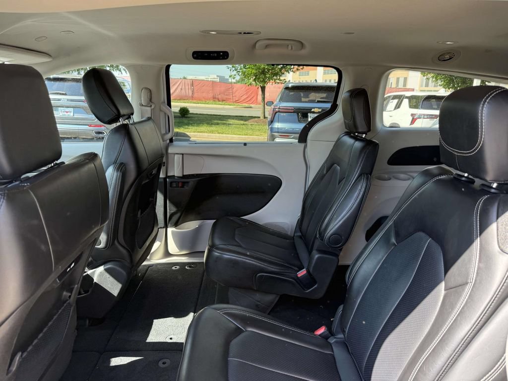 Used 2024 Chrysler Pacifica Touring-L FWD image 17