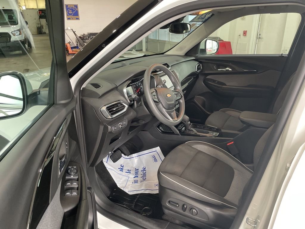 Used 2023 Chevrolet TrailBlazer LT FWD image 12