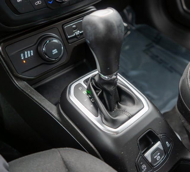 Used 2023 Jeep Renegade Latitude w/ Premium Group image 31