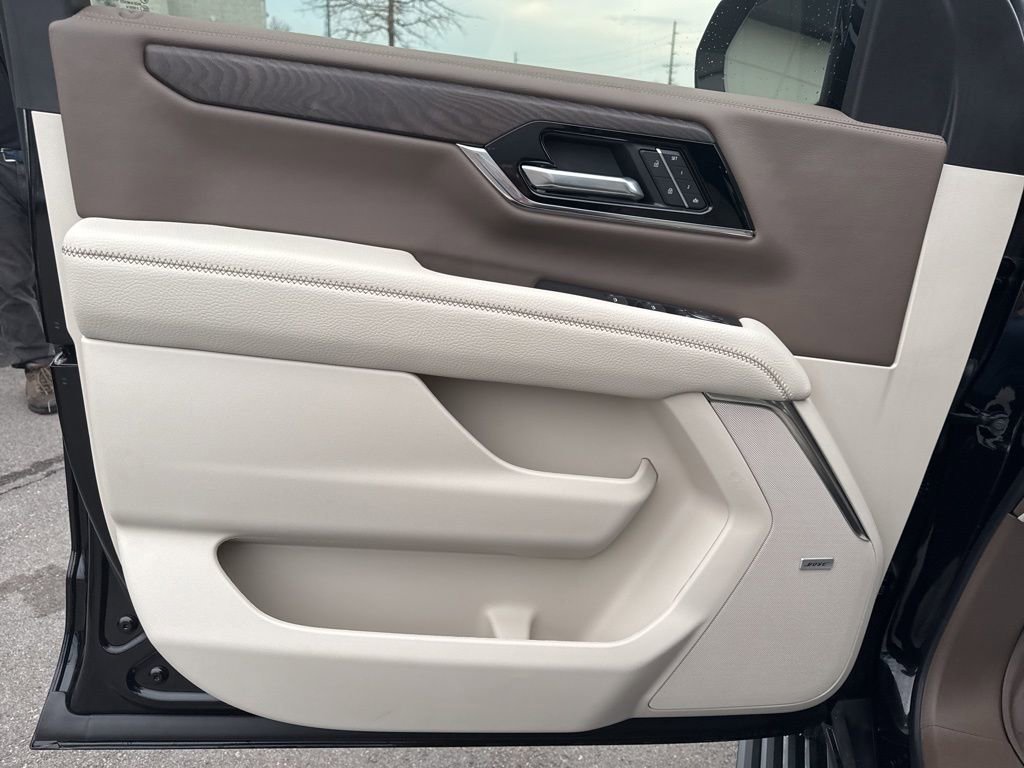 Used 2025 GMC Yukon Denali w/ Sun & Power Step Package image 10