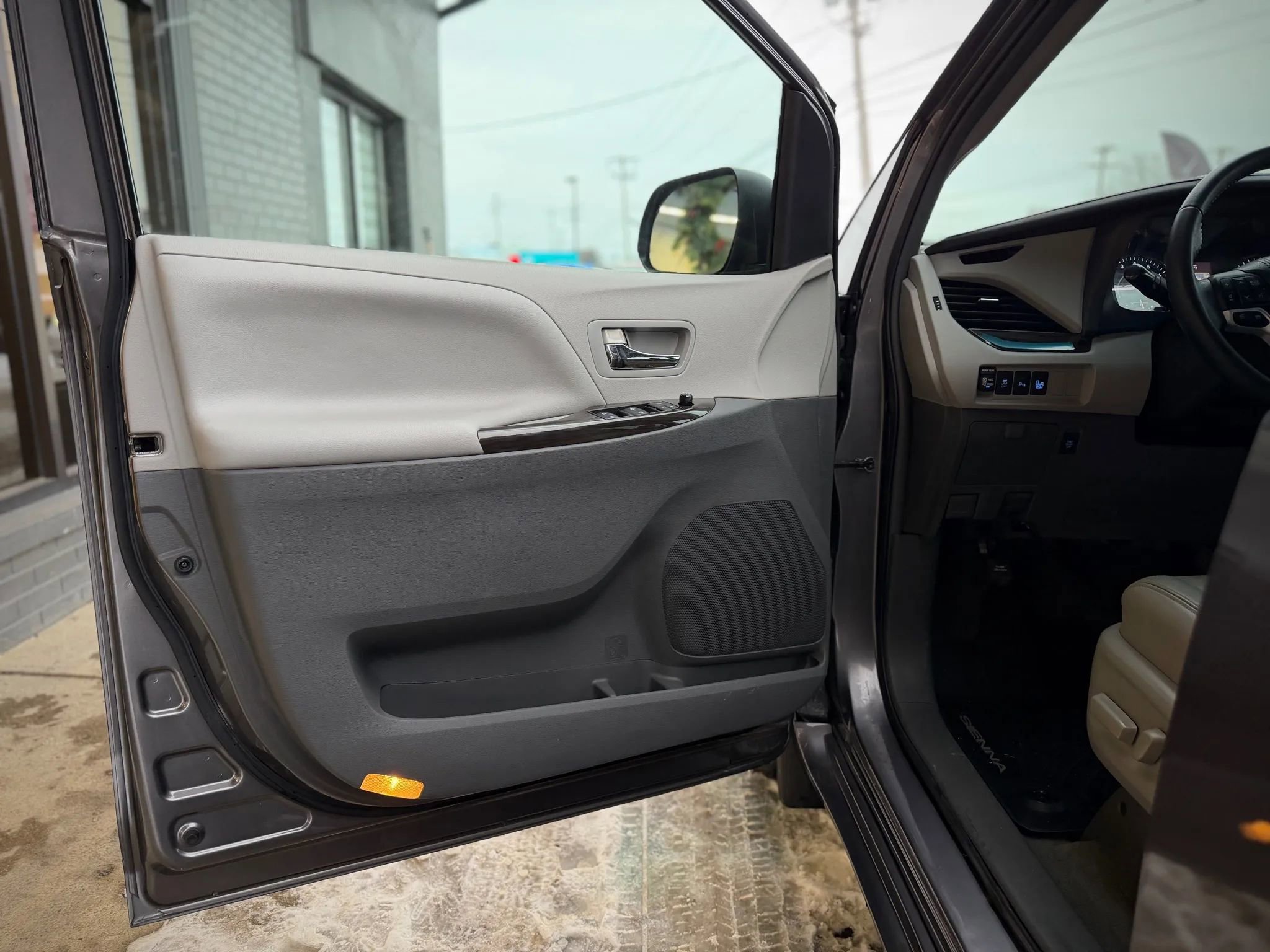 Used 2017 Toyota Sienna XLE image 7