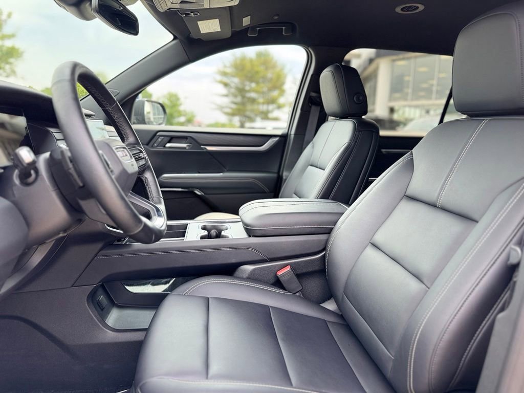 Used 2025 GMC Acadia Elevation w/ Elevation Premium Package AWD/4WD image 16
