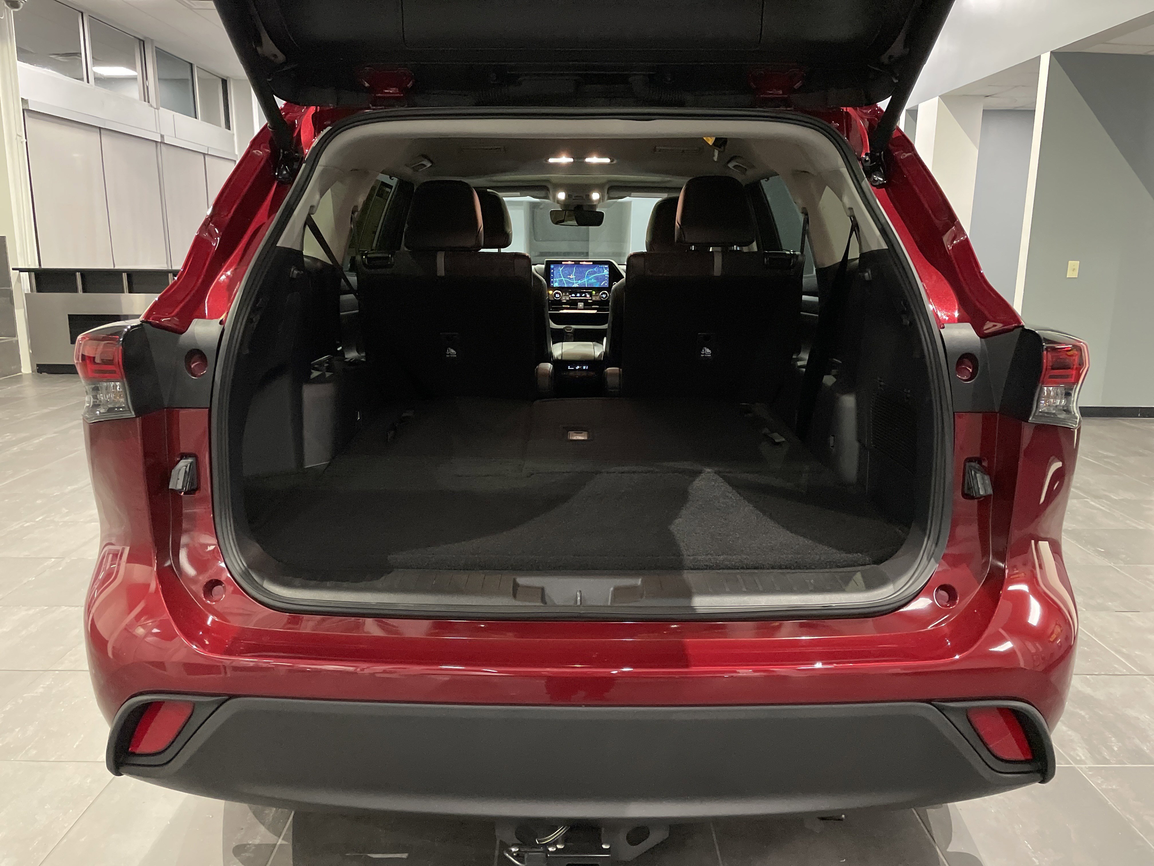 Used 2025 Toyota Highlander XLE image 36