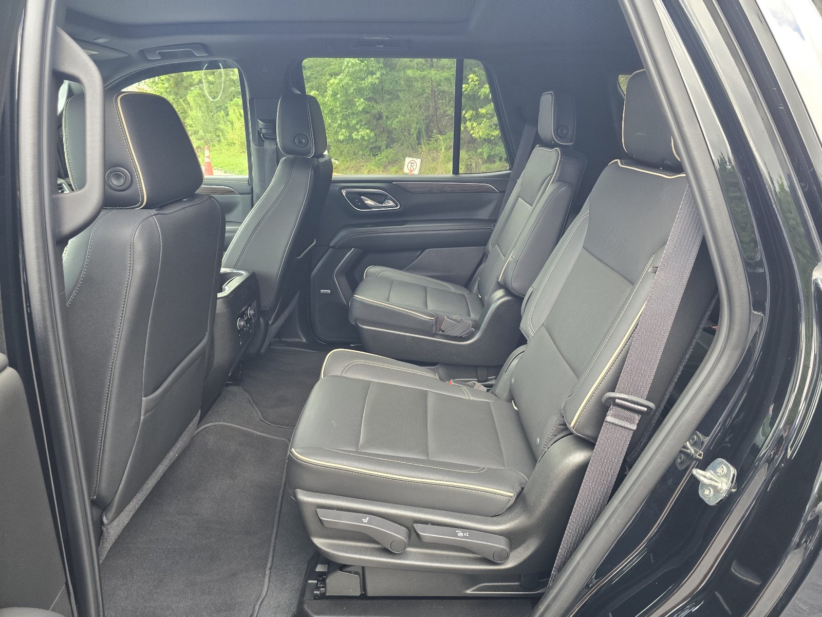 Used 2021 Chevrolet Tahoe Premier w/ Premium Package AWD/4WD image 12