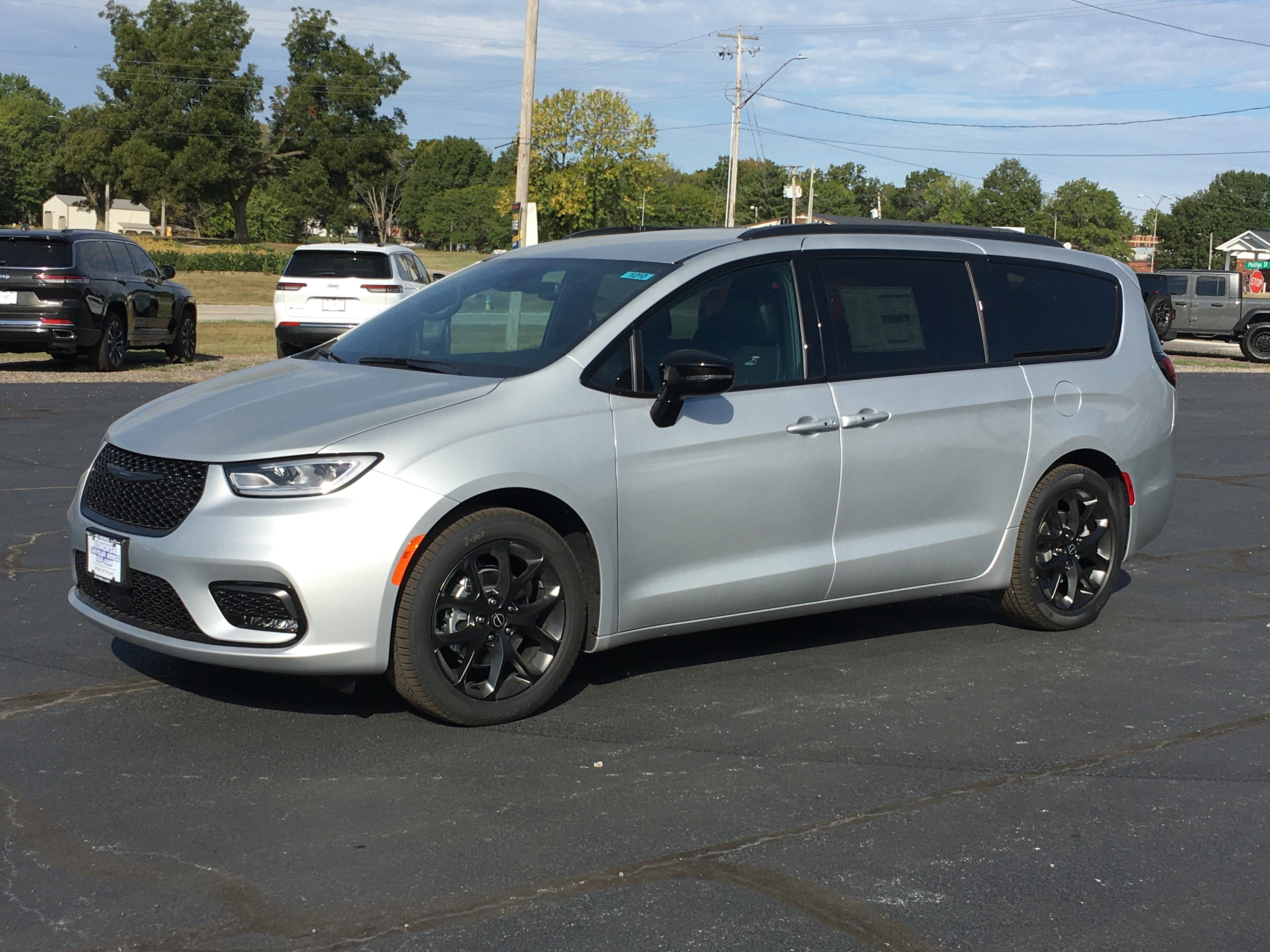 New 2026 Chrysler Pacifica Select w/ S Appearance Package image 7