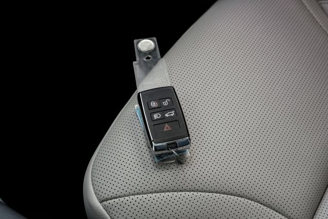 Used 2025 Land Rover Discovery Dynamic SE AWD/4WD image 76