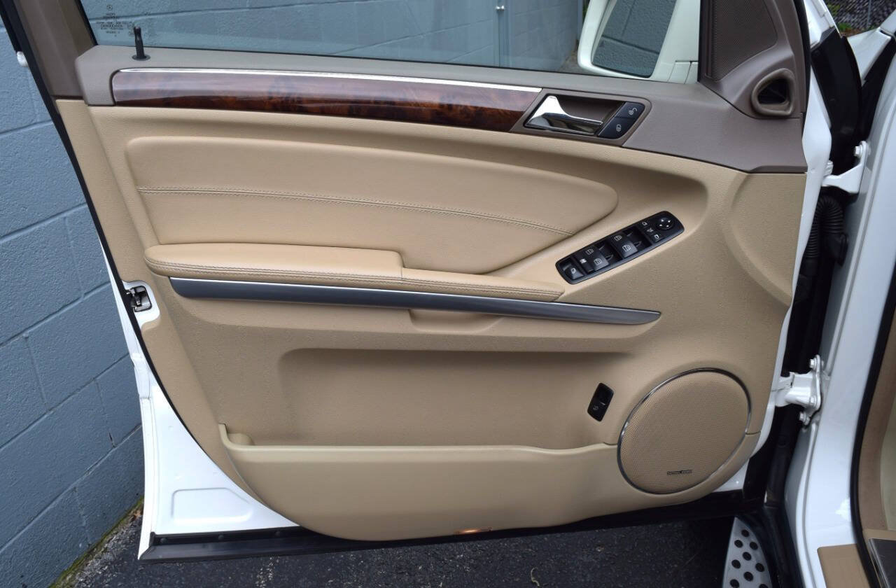 Used 2011 Mercedes-Benz GL 550 4MATIC image 23