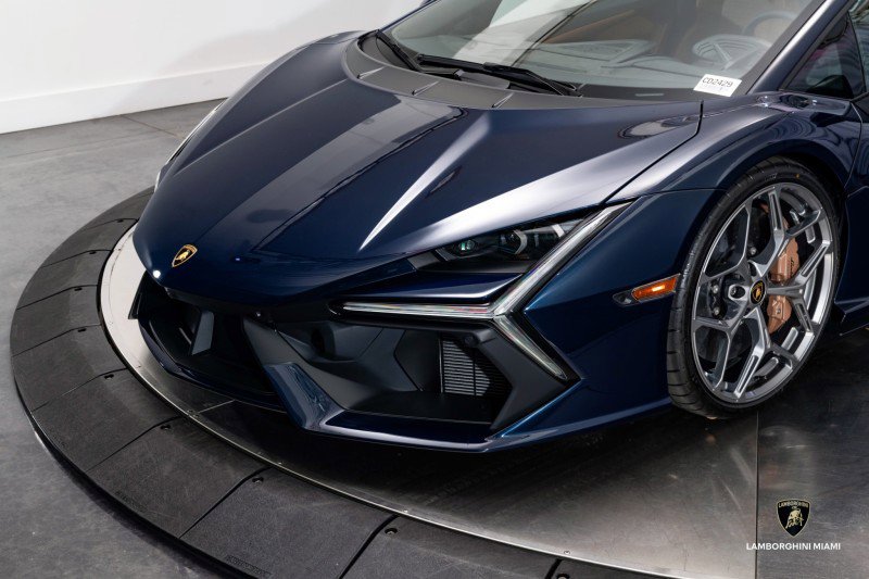 Used 2025 Lamborghini Revuelto image 8