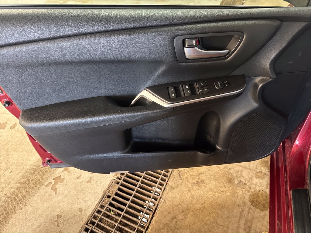 Used 2015 Toyota Camry SE FWD image 15