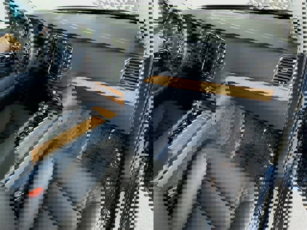 Certified 2025 Volvo XC90 B6 Core image 31