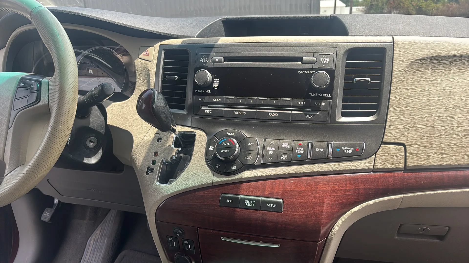 Used 2011 Toyota Sienna XLE FWD image 22