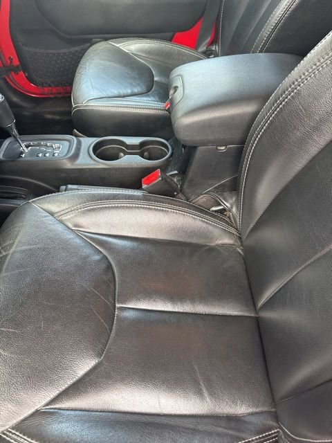 Used 2015 Jeep Wrangler Unlimited Rubicon w/ Connectivity Group AWD/4WD image 4