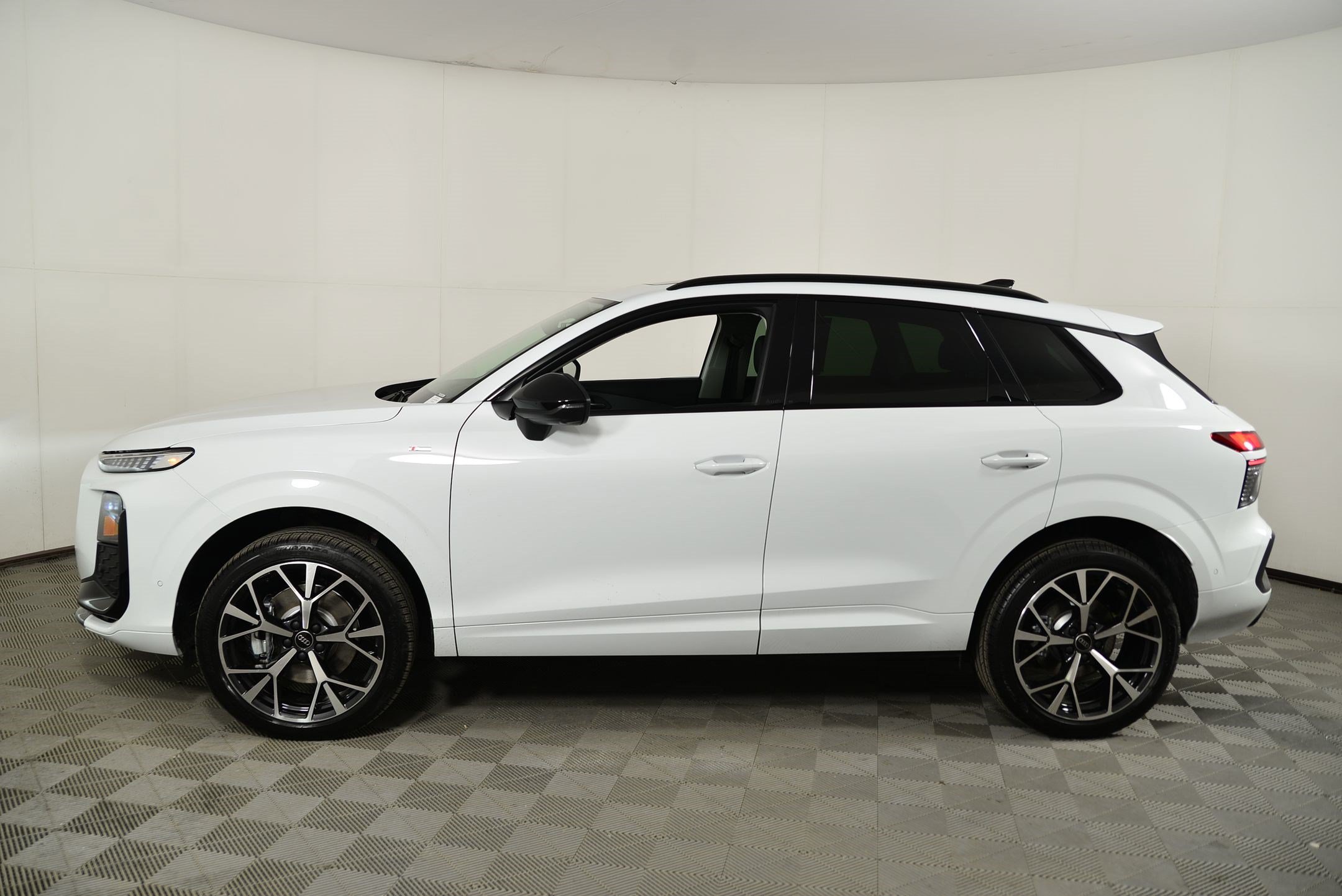 New 2026 Audi Q3 quattro 2.0T AWD/4WD image 2