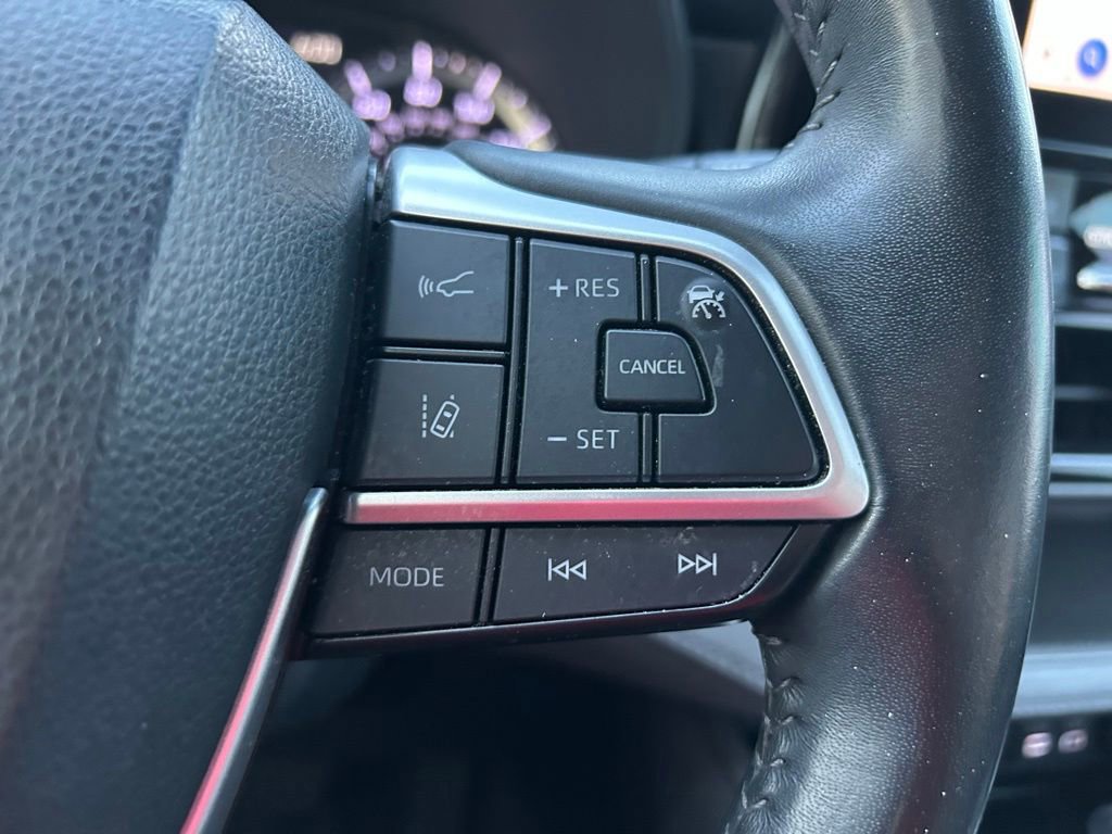 Used 2023 Toyota Highlander LE FWD image 21