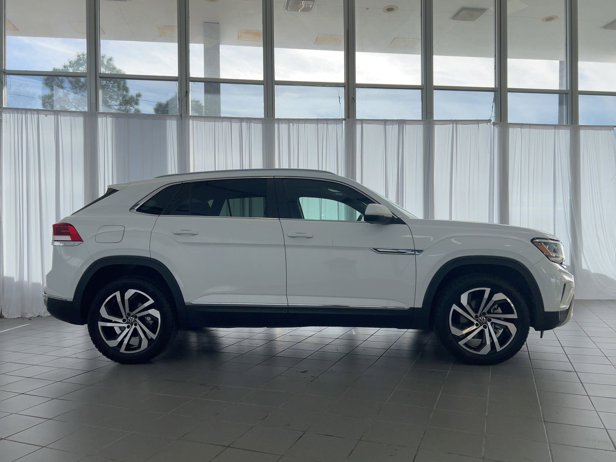 Used 2022 Volkswagen Atlas Cross Sport SEL image 8