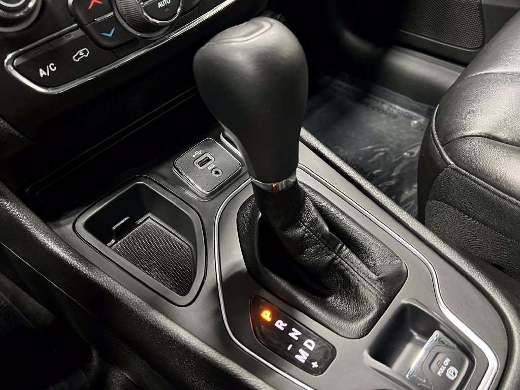 Used 2019 Jeep Cherokee Latitude Plus w/ Comfort/Convenience Group FWD image 29