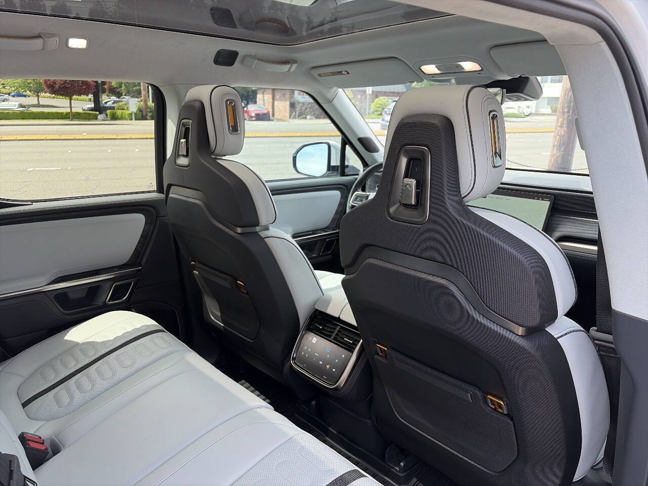 Used 2022 Rivian R1T Adventure AWD/4WD image 24