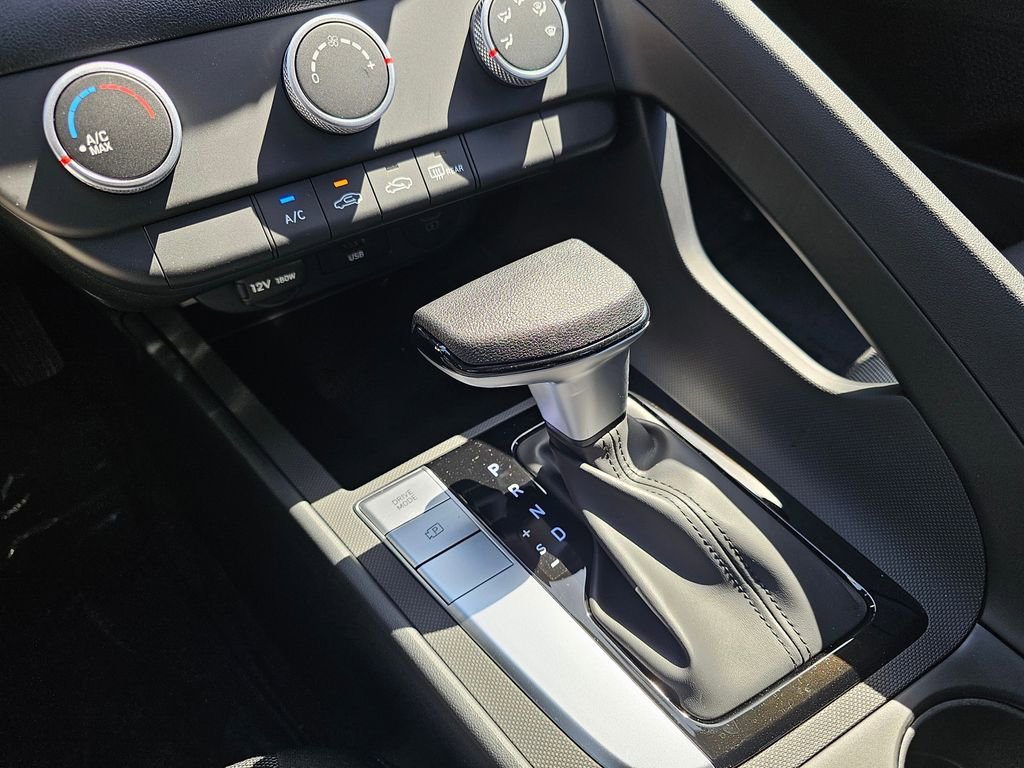 Used 2025 Hyundai Elantra SE image 21