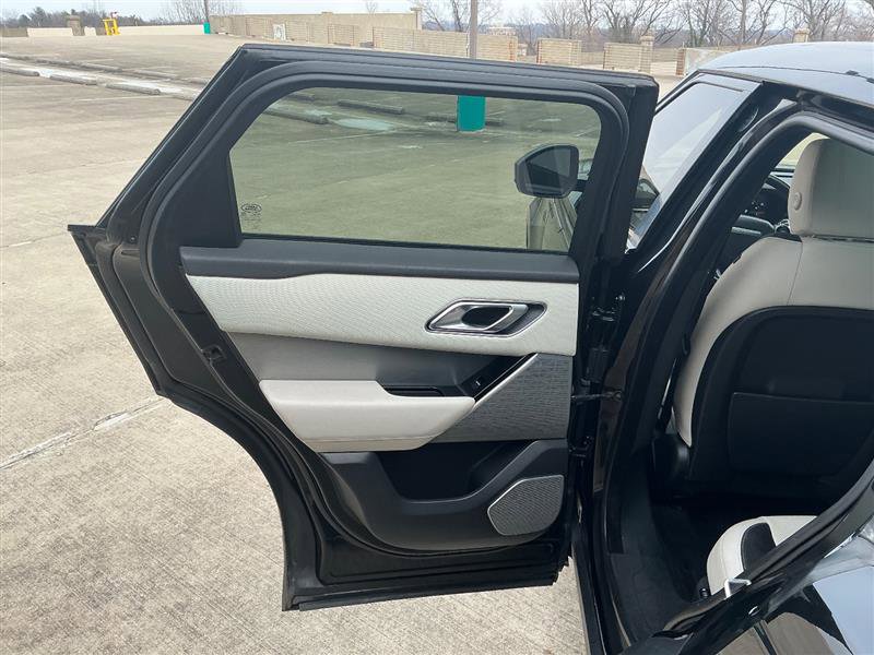 Used 2018 Land Rover Range Rover Velar R-Dynamic SE image 32