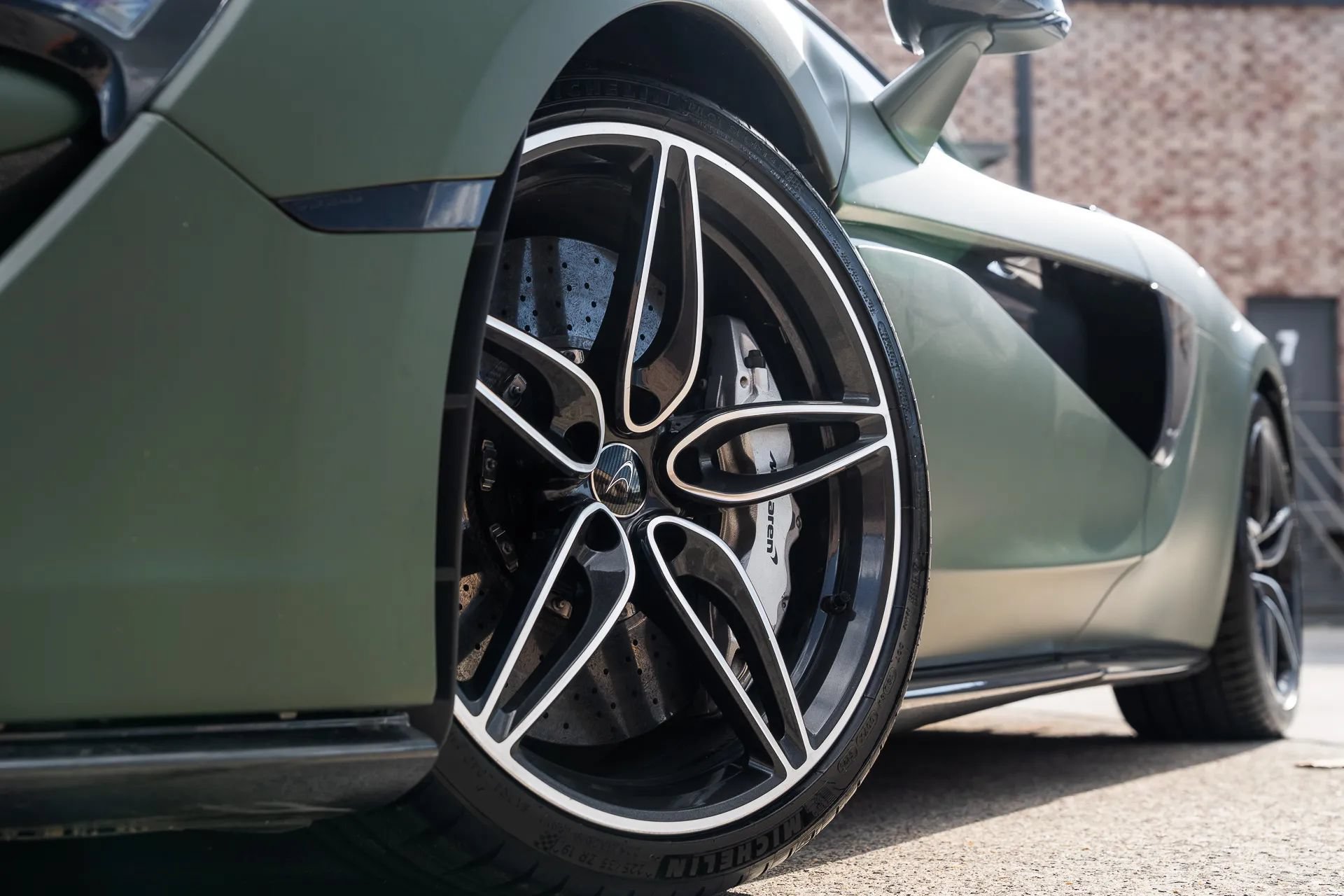 Used 2016 McLaren 570S Coupe RWD image 2
