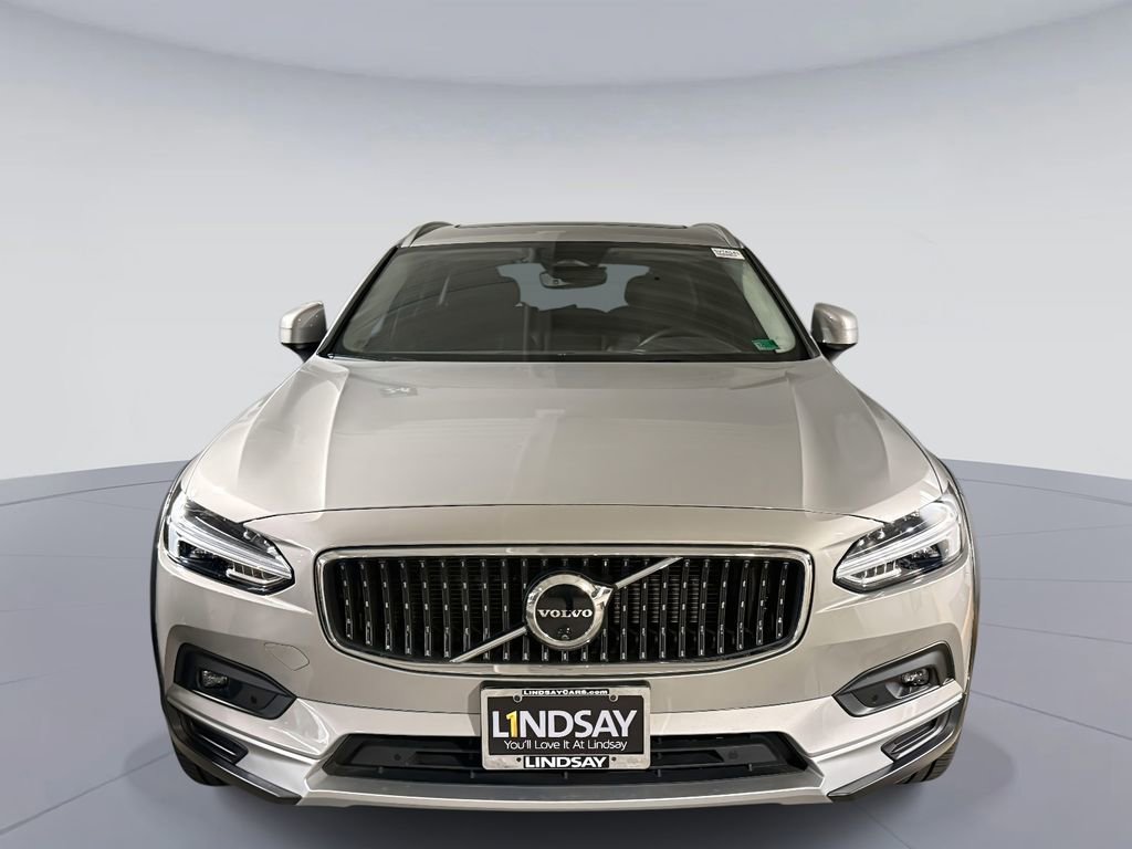Used 2025 Volvo V90 B6 Cross Country Plus image 2