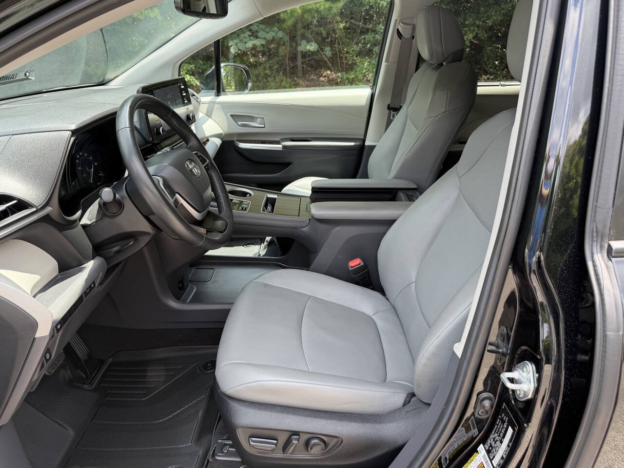 Used 2024 Toyota Sienna XLE FWD image 12