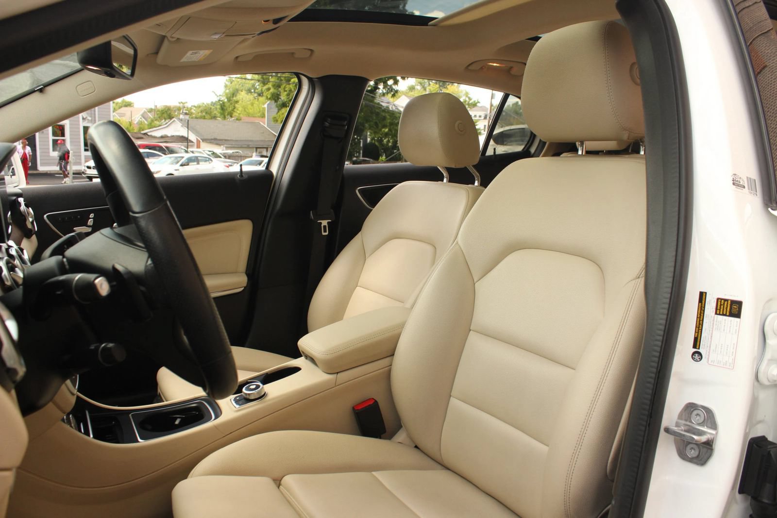 Used 2020 Mercedes-Benz GLA 250 4MATIC w/ Premium Package image 16