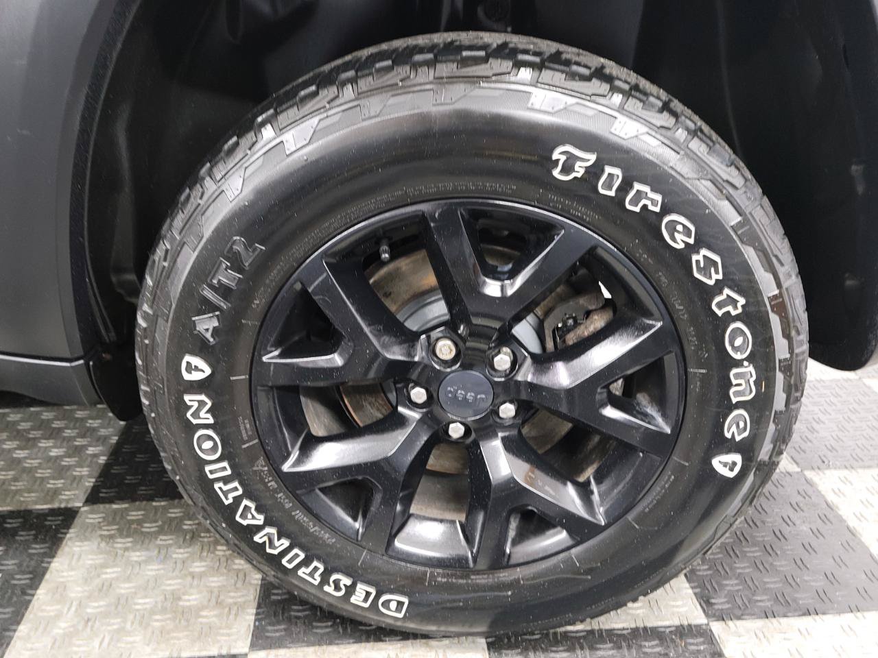 Used 2016 Jeep Cherokee Trailhawk w/ Comfort/Convenience Group AWD/4WD image 32