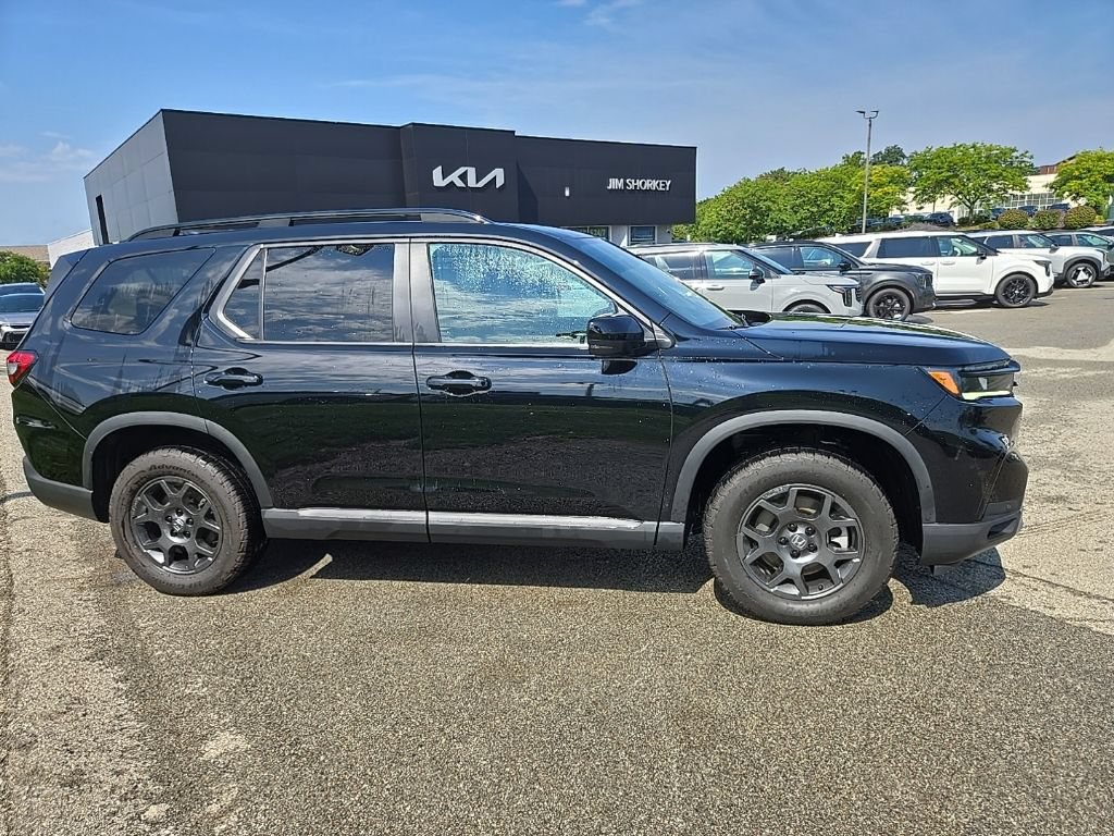 Used 2024 Honda Pilot TrailSport image 2
