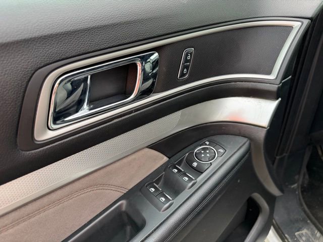 Used 2017 Ford Explorer XLT w/ XLT Technology Feature Bundle AWD/4WD image 13