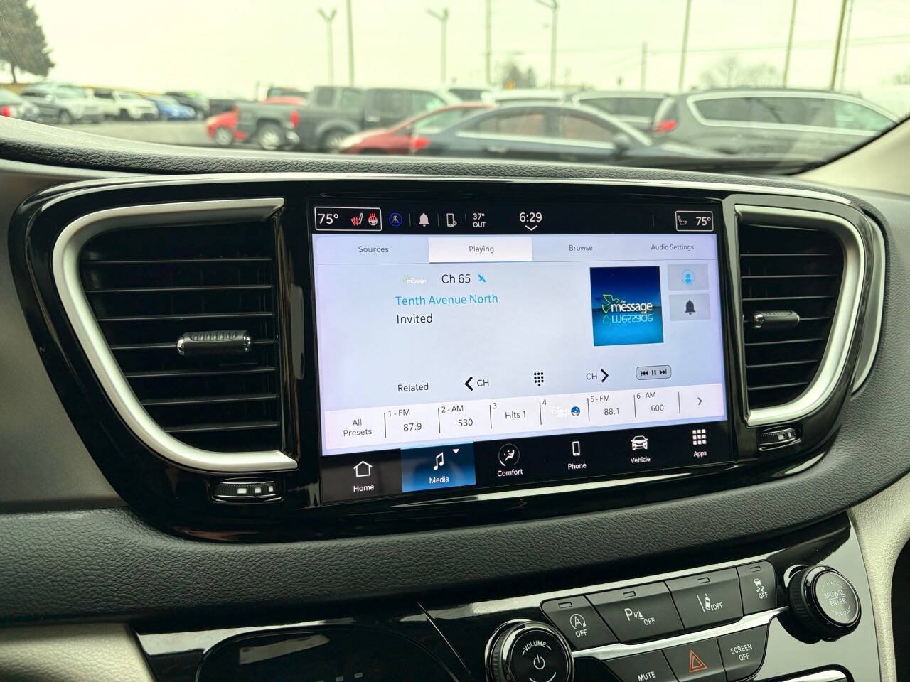 Used 2024 Chrysler Pacifica Touring-L FWD image 28