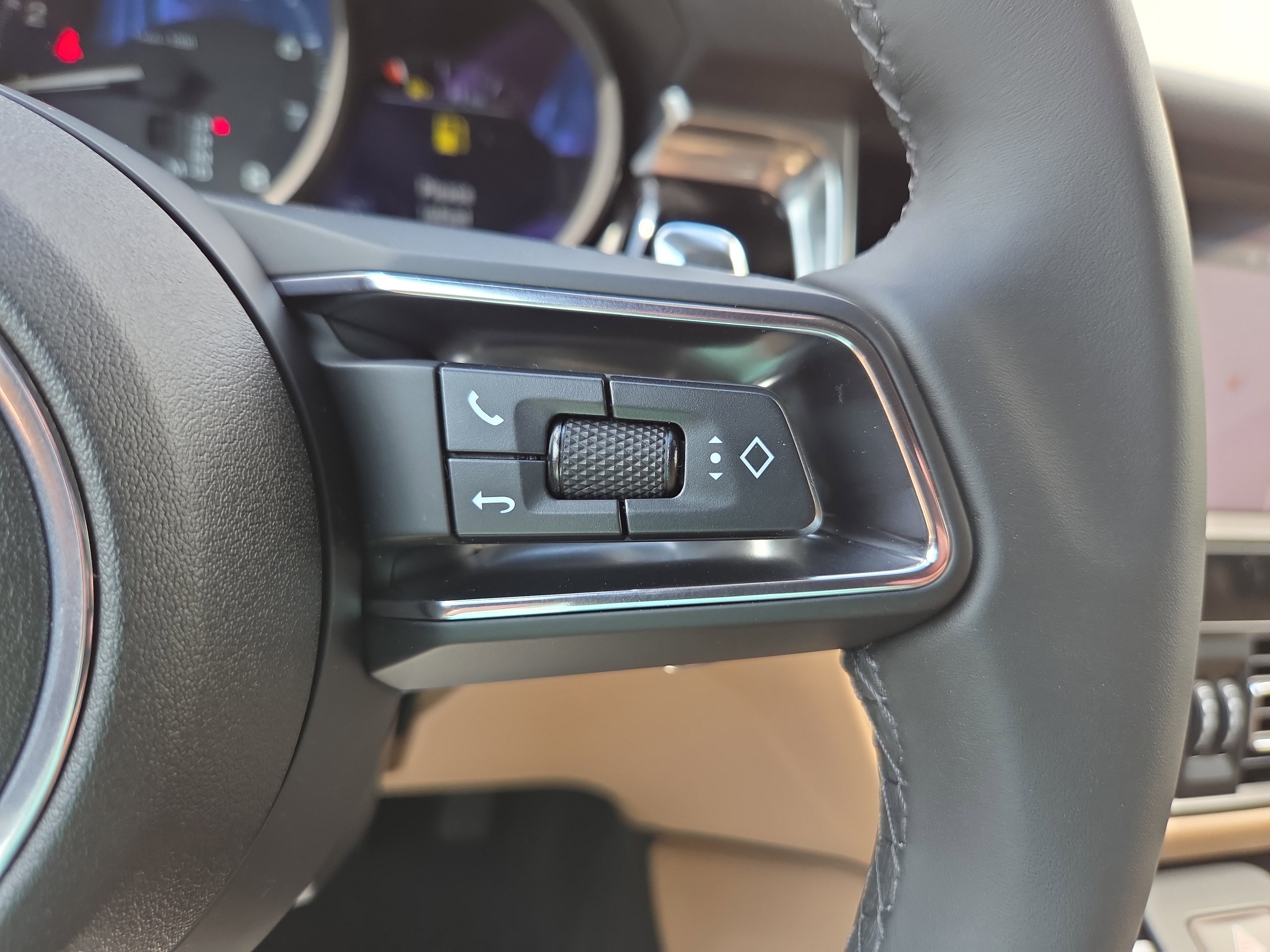 Used 2025 Porsche Macan AWD/4WD image 20