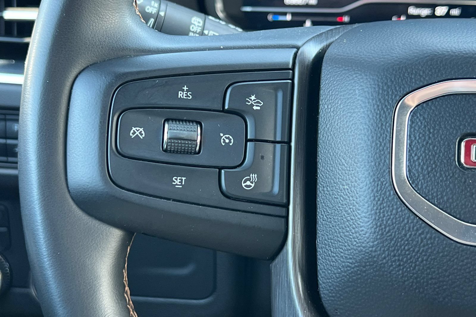 Used 2023 GMC Yukon AT4 w/ AT4 Premium Package AWD/4WD image 34
