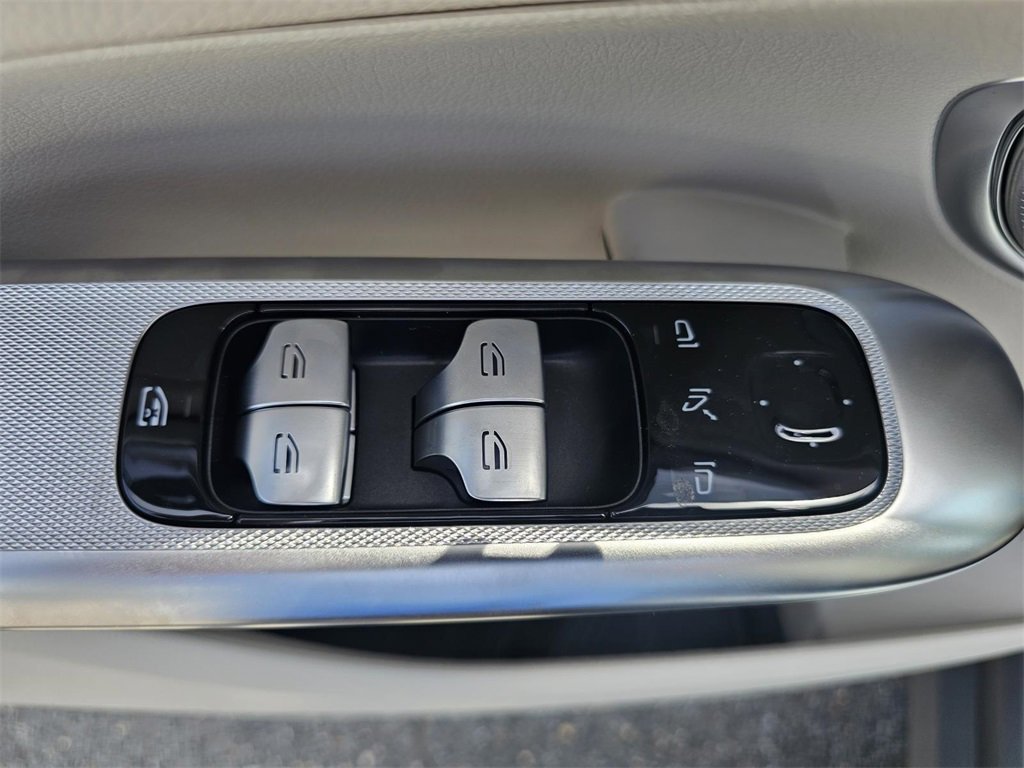 Used 2025 Mercedes-Benz GLC 300 image 12