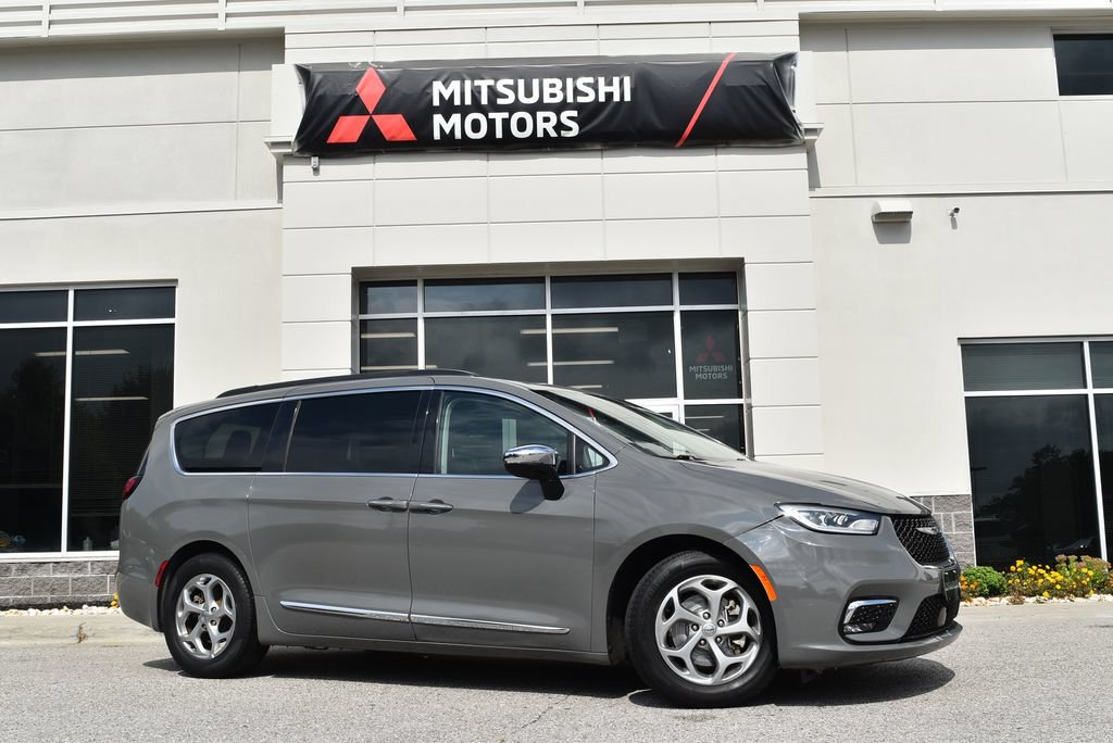 Used 2023 Chrysler Pacifica Limited FWD image 1