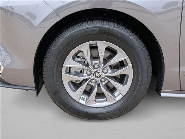 Certified 2021 Toyota Sienna XLE image 22